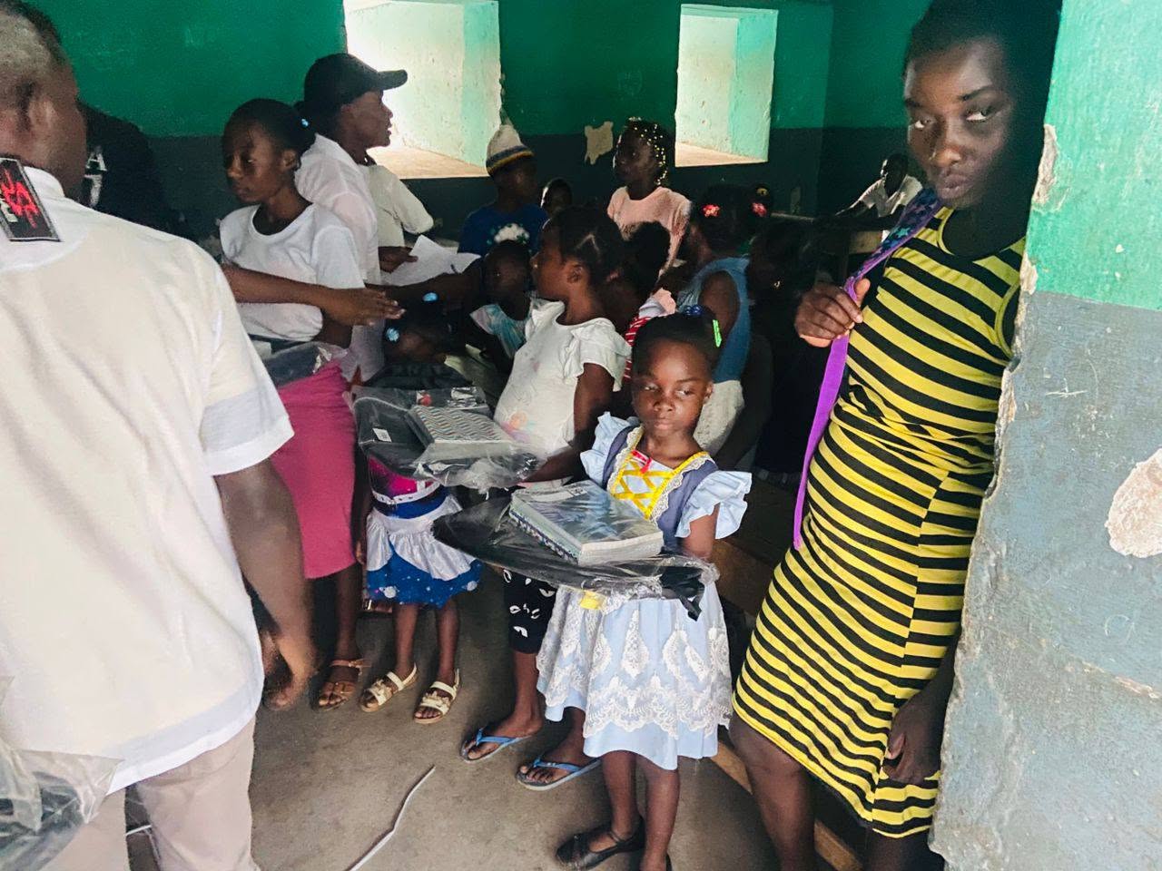 Enfants tenant les kits scolaires reçus