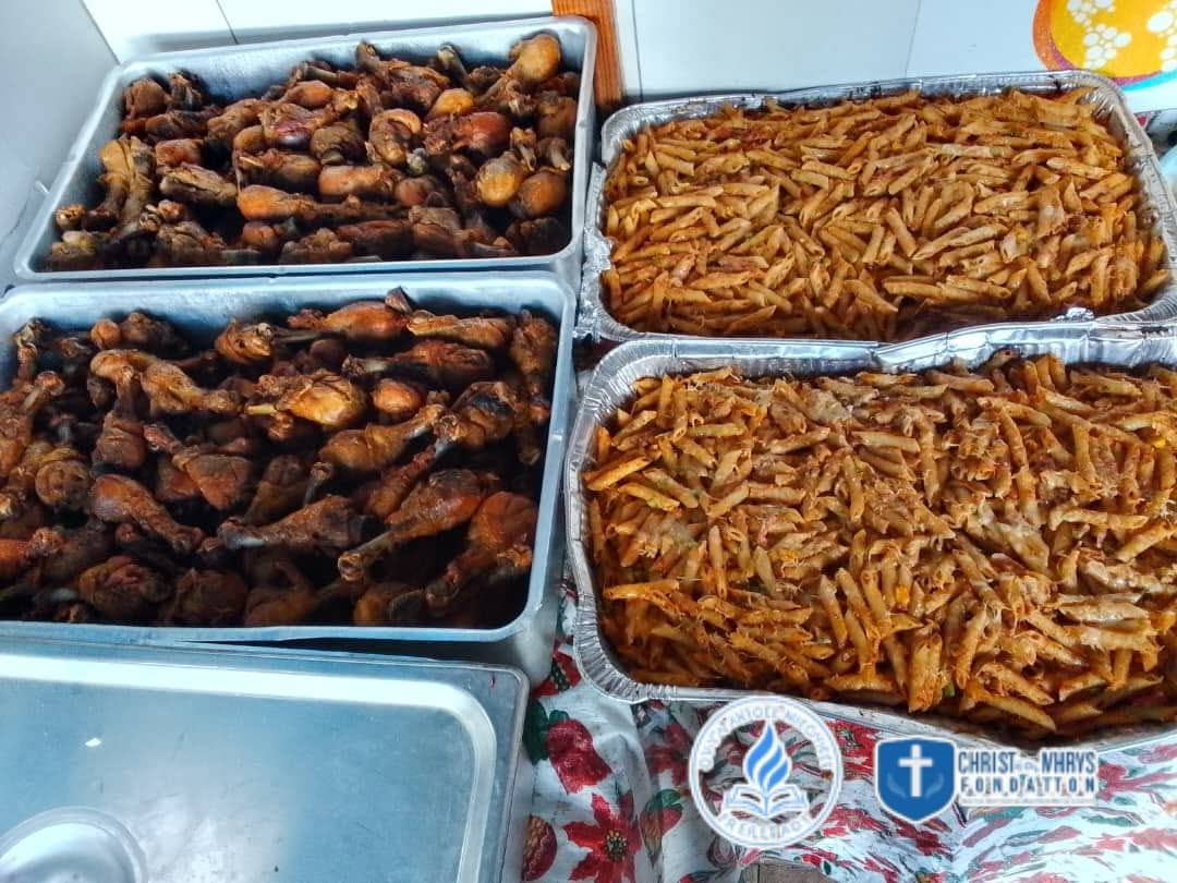 Plats préparés pour la distribution : poulet et pâtes, avec les logos SOFODAC et Christ-Khrys Fondation
