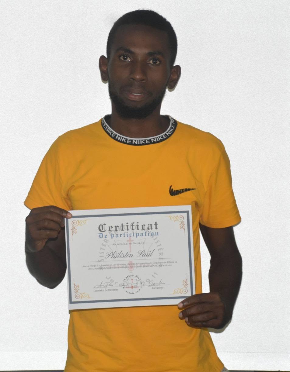 Philistin Saül recevant son certificat de participation au séminaire Live Streaming