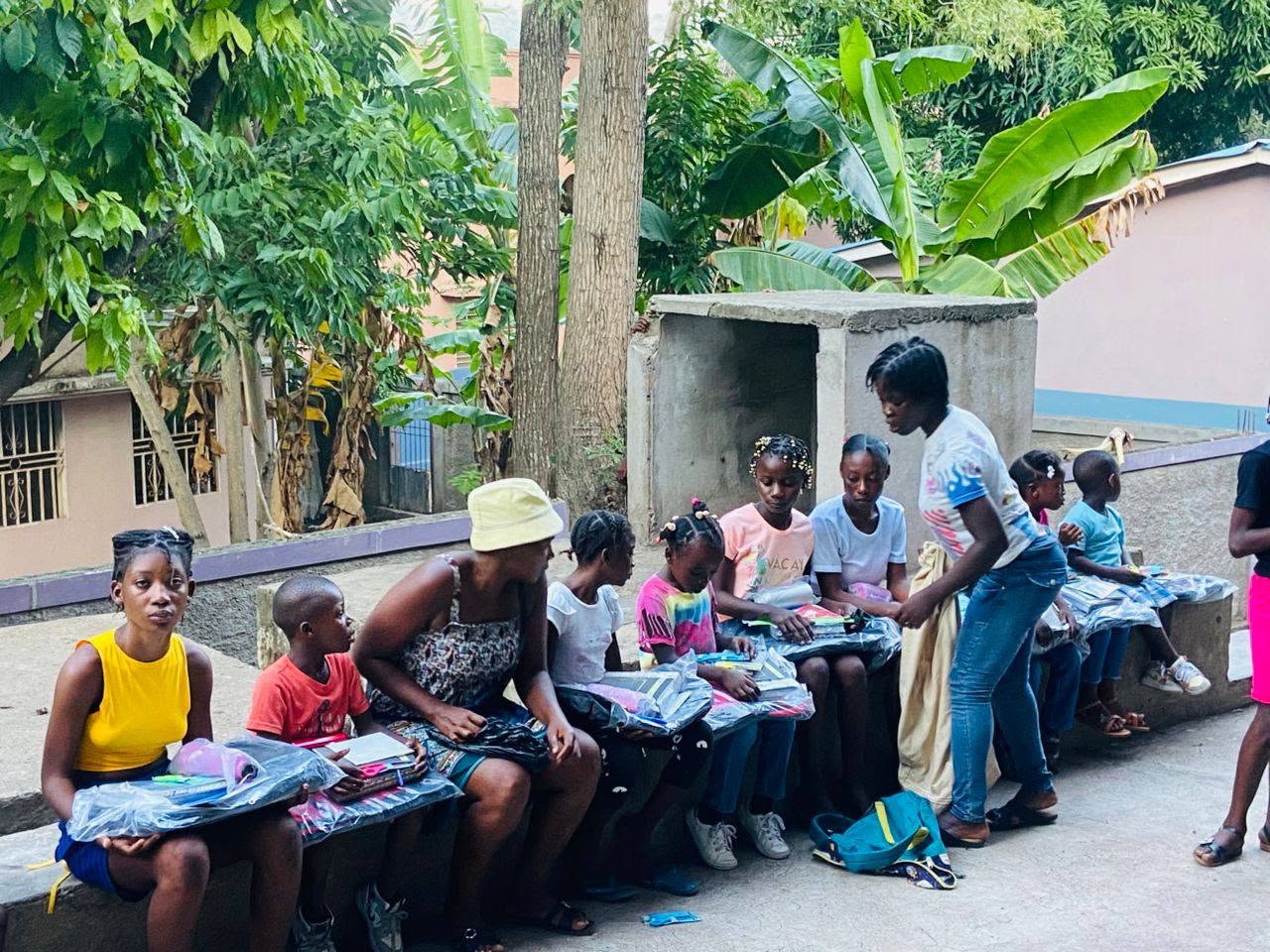 Enfants et accompagnants avec des fournitures scolaires
