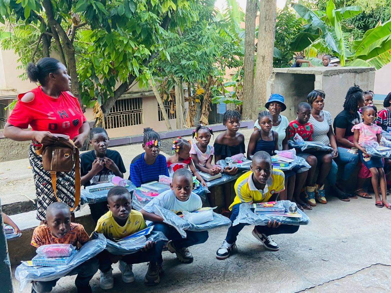 Enfants et accompagnants avec les kits scolaires reçus
