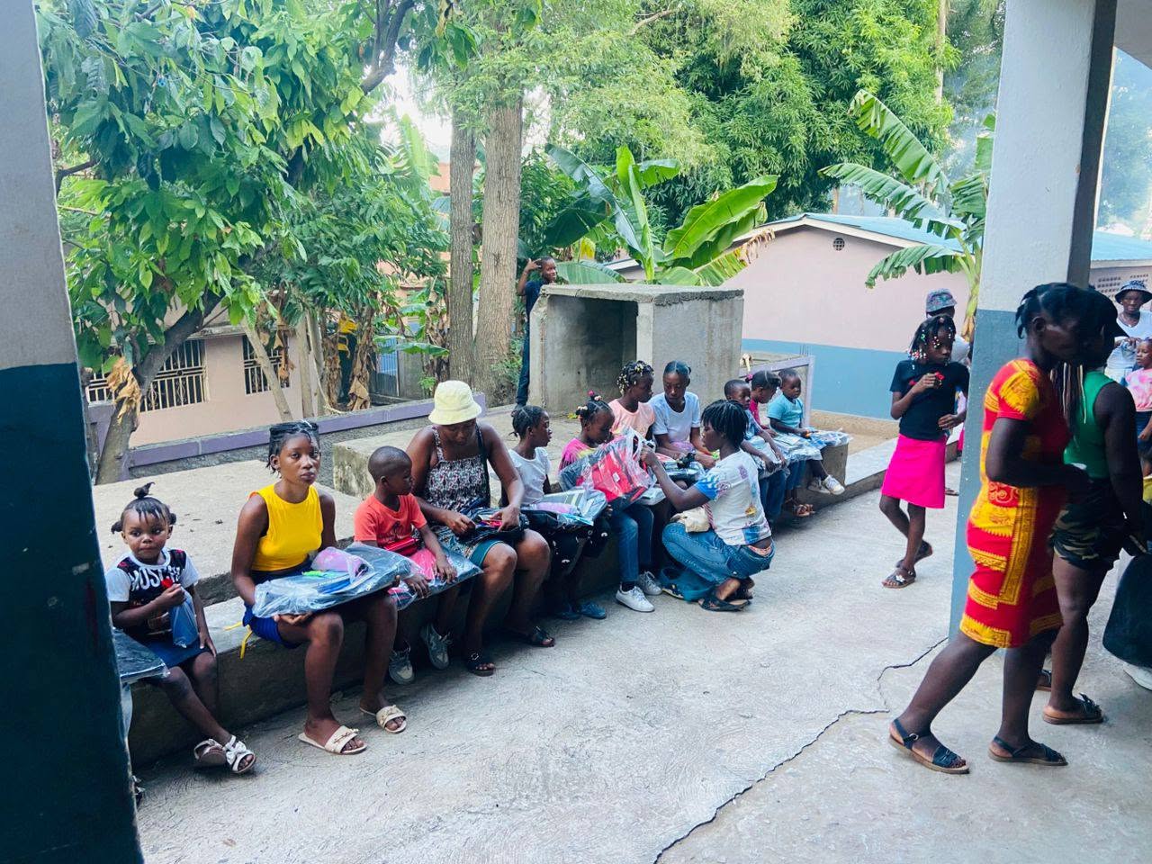 Remise des fournitures scolaires aux enfants et familles