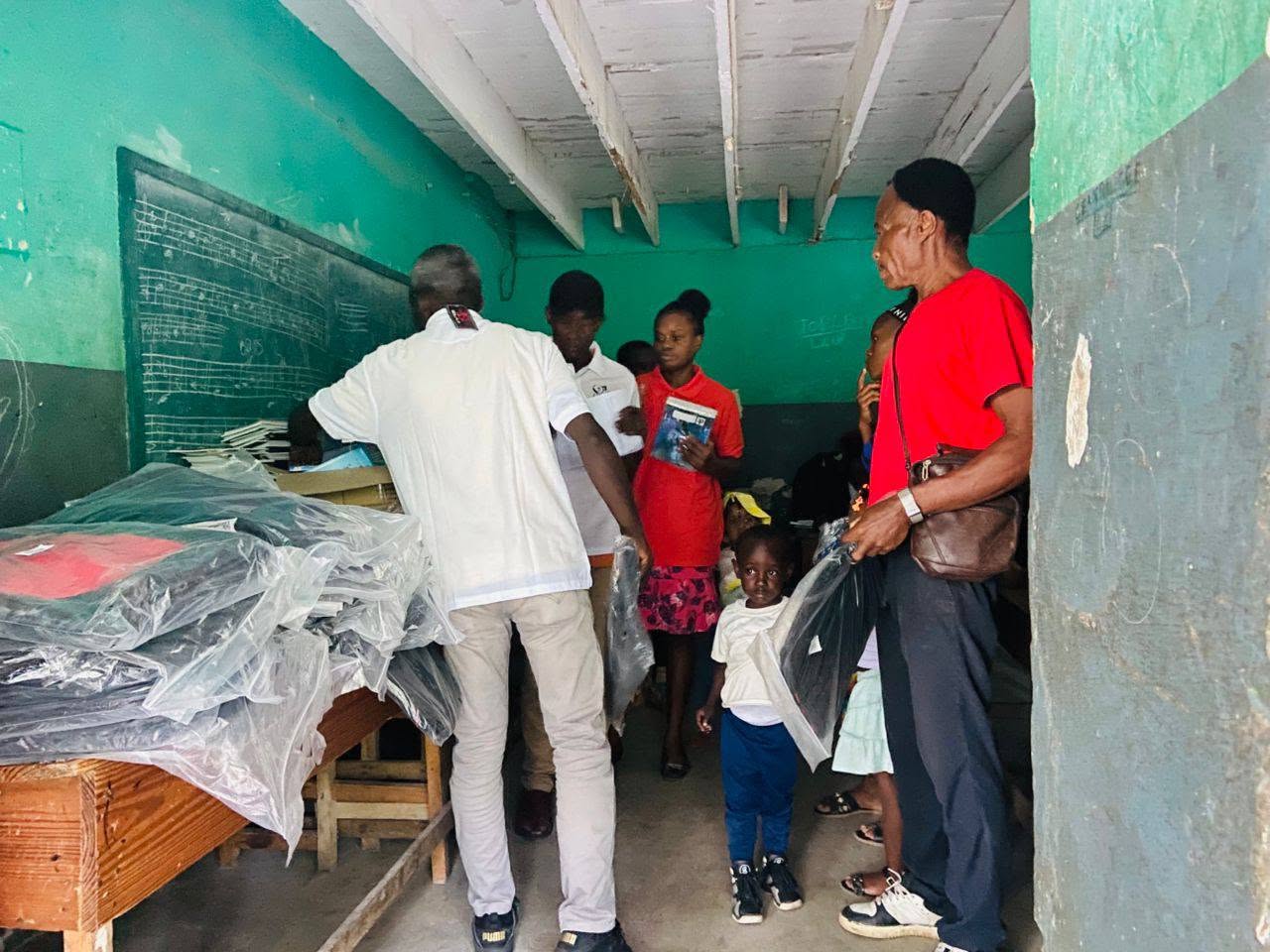 Préparation des kits scolaires avant leur remise