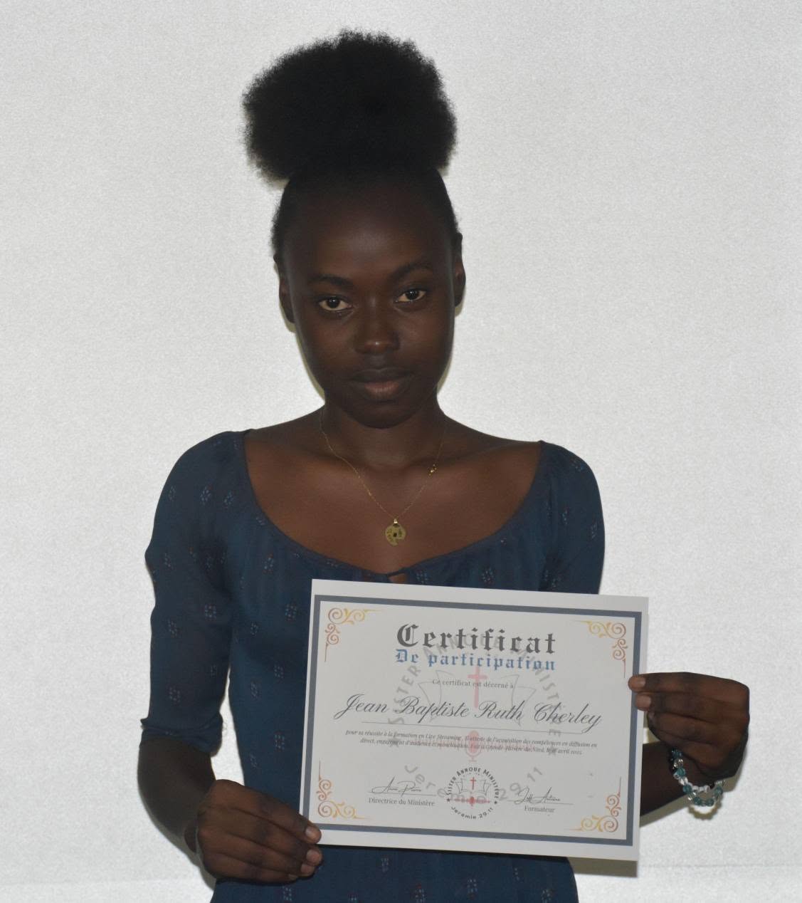 Jean Baptiste Ruth Cherley recevant son certificat de participation au séminaire Live Streaming