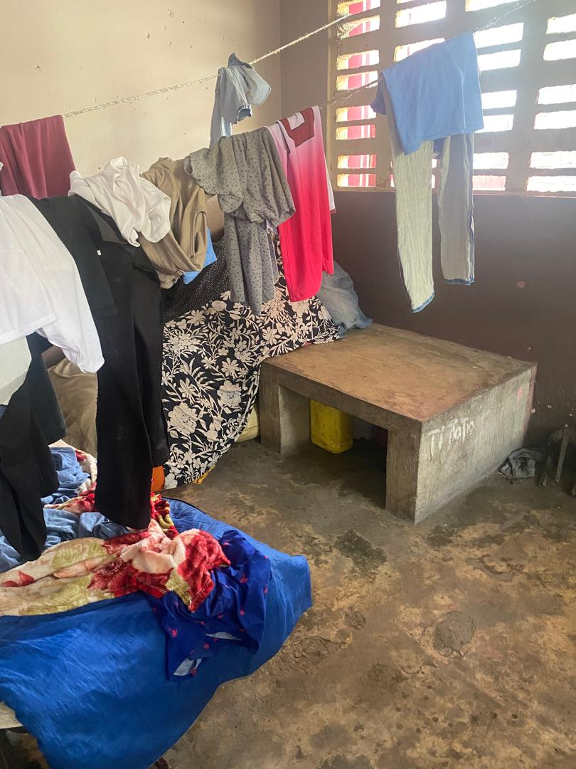 Dortoir de l'Asile Communal : couchages de fortune sur des socles en béton