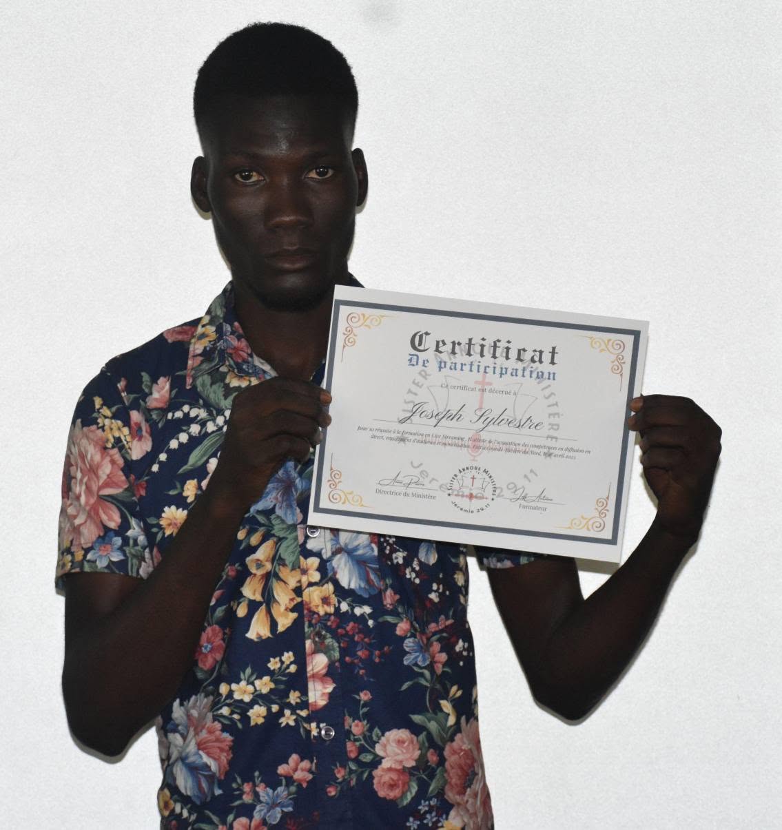 Joseph Sylvestre recevant son certificat de participation au séminaire Live Streaming