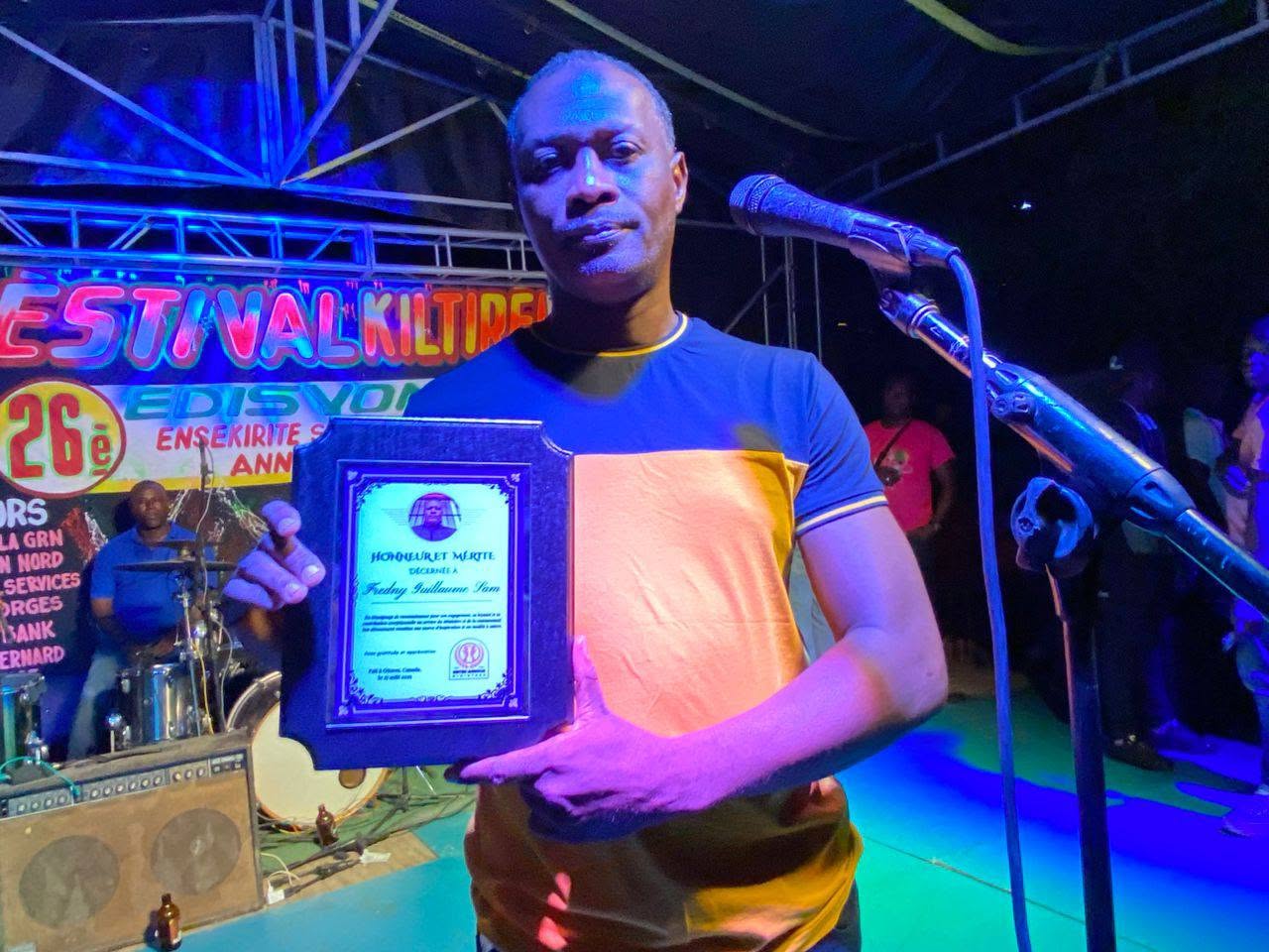 Plaque d'Honneur remise à Monsieur Fredny Guillaume Sam lors de la 26e édition du Festival Culturel
